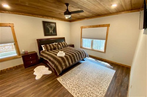 Foto 8 - Bucks and Bunks - Brand new Cabin Come Relax or Watch TV Outside Fireplace