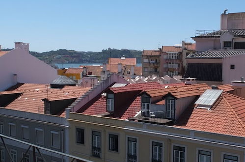 Photo 17 - Quiet and Sunny central Lisbon apartment