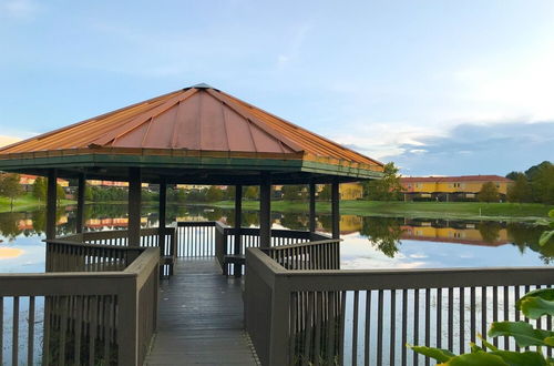 Foto 28 - Private Screened Splash Pool Overlooking Tranquil Lake Right Beside Disney World by Florida Dream Homes