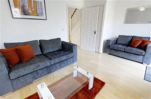 Photo 9 - Stayzo - Cole Green Lane - Ideal for Your Next Staycation or Workcation Whole House With Wi-fi