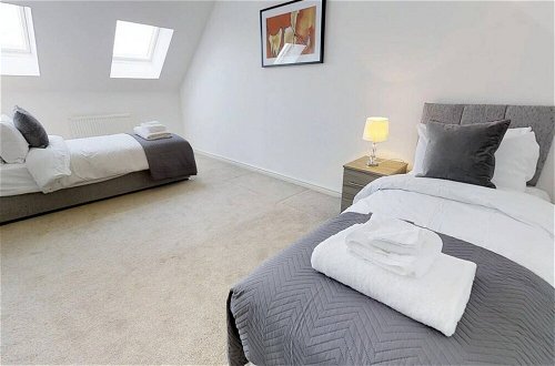 Photo 18 - Stayzo - Cole Green Lane - Ideal for Your Next Staycation or Workcation Whole House With Wi-fi