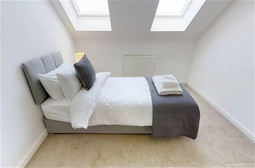 Photo 20 - Stayzo - Cole Green Lane - Ideal for Your Next Staycation or Workcation Whole House With Wi-fi