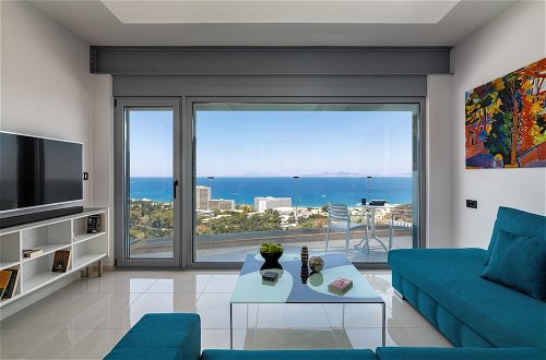 Foto 11 - Rhodes Skyline Suite With In Door Jacuzzi Sea View