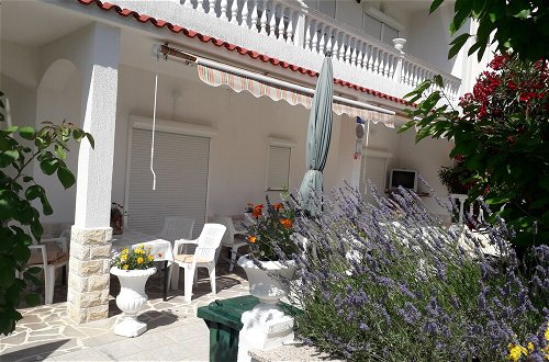 Foto 13 - Immaculate 3-bedrooms Apartment in Rab 1-8 Pers