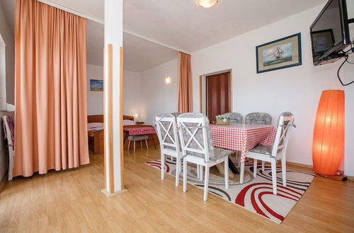 Foto 25 - Rab Coastal Retreat - Spacious 3BR Apartment