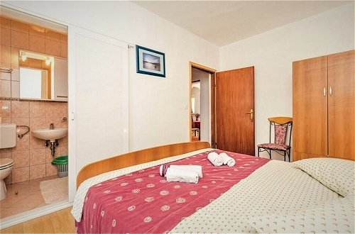 Photo 3 - Immaculate 3-bedrooms Apartment in Rab 1-8 Pers