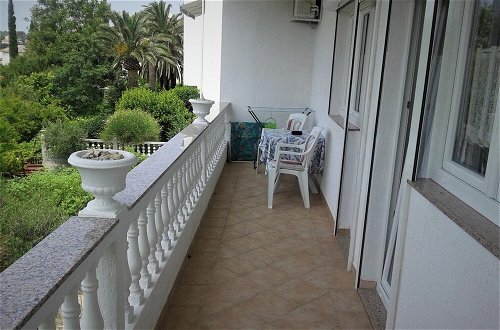 Photo 11 - Immaculate 3-bedrooms Apartment in Rab 1-8 Pers