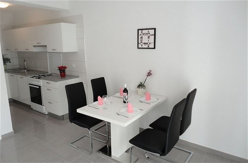 Foto 2 - Adorable Apartment With Terrace & Beautiful Sea View Near the Sea Bay