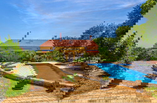 Photo 10 - Peaceful Apartment in Pula With Swimming Pool