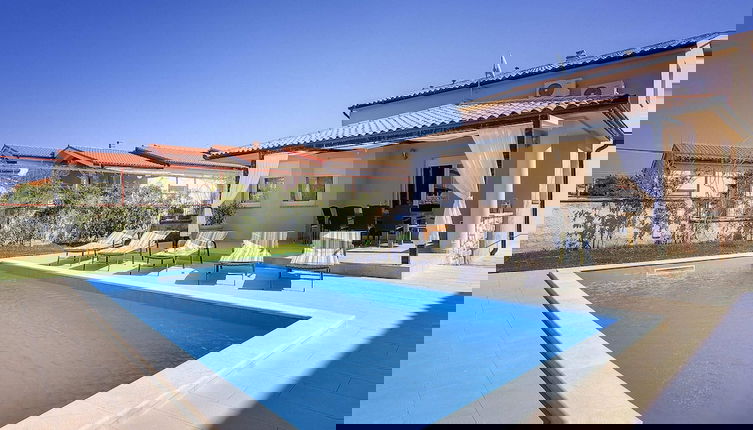 Foto 1 - Modern Villa With Private Pool Near Beach