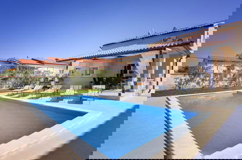 Foto 1 - Modern Villa With Private Pool Near Beach