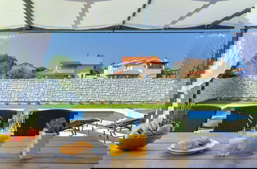 Foto 29 - Modern Villa With Private Pool Near Beach