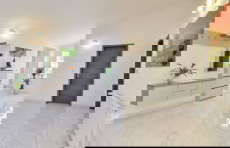 Foto 2 - Apartment With Modern Decor and Spacious Garden, 3 km From the Beach