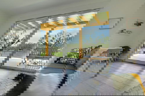 Foto 4 - Modern Holiday Home With Enclosed Garden
