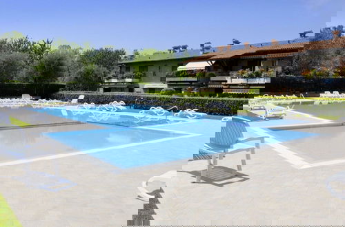 Foto 20 - Vibrant Holiday Home in Lazise with Swimming Pool near 2 Lakes