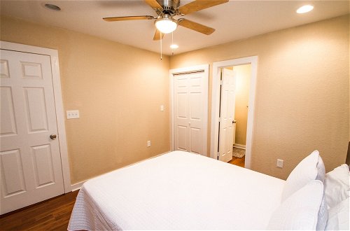 Foto 4 - One Bedroom Apartment Near Downtown With Sleeper