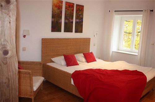 Foto 14 - Large Cozy Cottage With Home Cinema, Situated in a Quiet Location