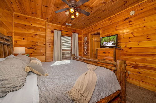 Photo 11 - Playhouse Cinema - Four Bedroom Cabin