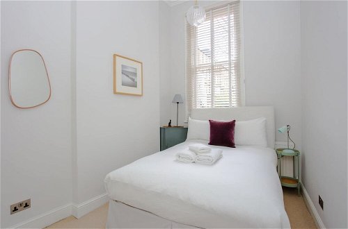 Photo 7 - Stylish 2 Bedroom Apartment in Affluent Earls Court