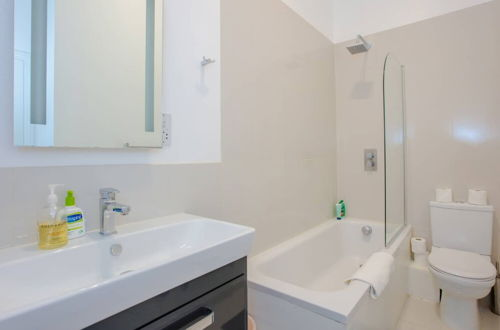 Foto 17 - Stylish 2 Bedroom Apartment in Affluent Earls Court