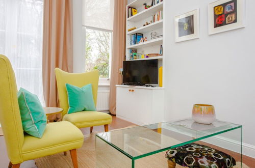 Photo 13 - Stylish 2 Bedroom Apartment in Affluent Earls Court