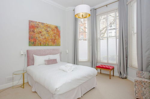 Photo 2 - Stylish 2 Bedroom Apartment in Affluent Earls Court