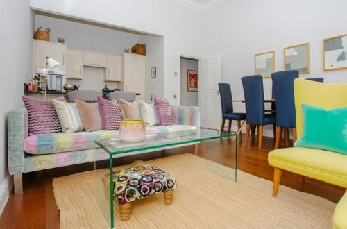 Photo 11 - Stylish 2 Bedroom Apartment in Affluent Earls Court