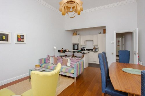 Photo 10 - Stylish 2 Bedroom Apartment in Affluent Earls Court