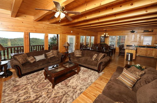 Photo 17 - Majestic Mountain Pool Lodge - Seven Bedroom Cabin