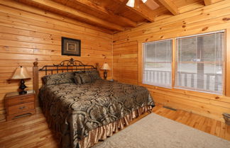 Photo 2 - Majestic Mountain Pool Lodge - Seven Bedroom Cabin