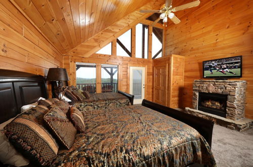 Photo 5 - Majestic Mountain Pool Lodge - Seven Bedroom Cabin