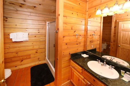 Photo 22 - Majestic Mountain Pool Lodge - Seven Bedroom Cabin