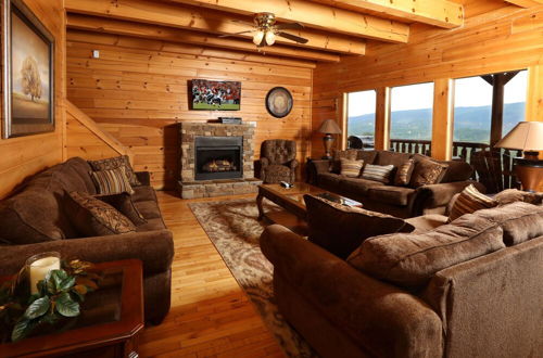 Photo 16 - Majestic Mountain Pool Lodge - Seven Bedroom Cabin