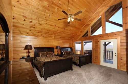 Photo 14 - Majestic Mountain Pool Lodge - Seven Bedroom Cabin