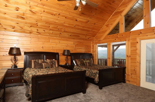 Photo 13 - Majestic Mountain Pool Lodge - Seven Bedroom Cabin