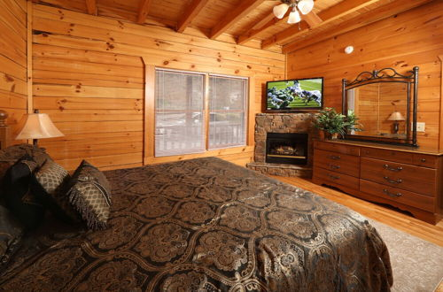 Photo 11 - Majestic Mountain Pool Lodge - Seven Bedroom Cabin