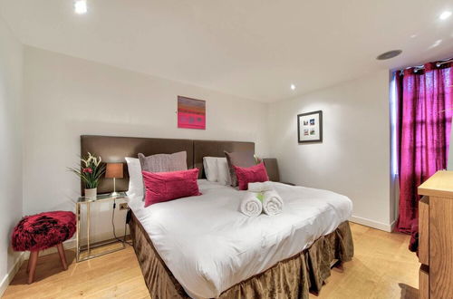 Photo 5 - JOIVY Quiet Mews Street Apartment in the Heart of Edinburgh