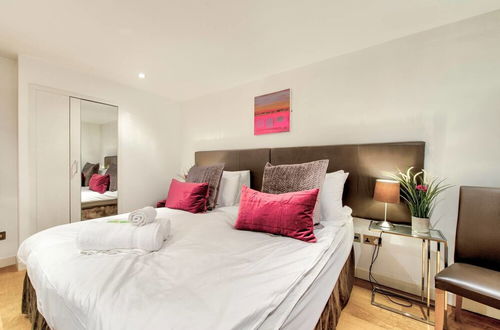 Photo 4 - JOIVY Quiet Mews Street Apartment in the Heart of Edinburgh