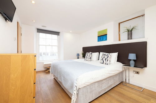 Photo 1 - JOIVY Quiet Mews Street Apartment in the Heart of Edinburgh