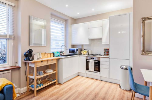 Photo 13 - Modern 2 bed Flat, West Kensington, Sleeps 4