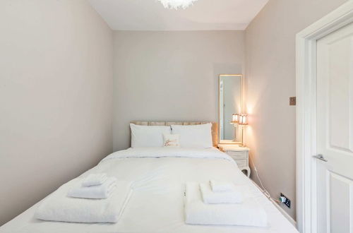 Photo 7 - Modern 2 bed Flat, West Kensington, Sleeps 4