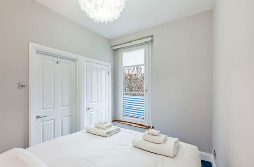 Photo 6 - Modern 2 bed Flat, West Kensington, Sleeps 4