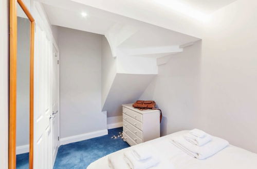 Photo 3 - Modern 2 bed Flat, West Kensington, Sleeps 4