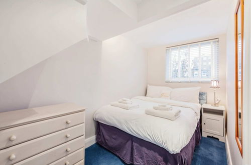 Photo 9 - Modern 2 bed Flat, West Kensington, Sleeps 4