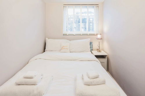 Photo 2 - Modern 2 bed Flat, West Kensington, Sleeps 4