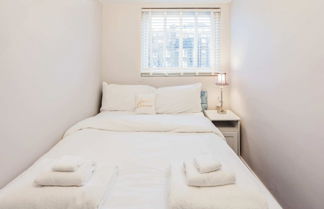 Photo 2 - Modern 2 bed Flat, West Kensington, Sleeps 4