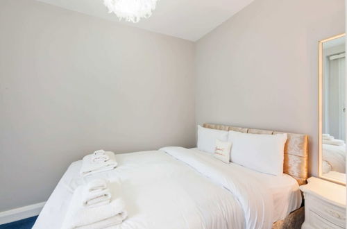 Photo 8 - Modern 2 bed Flat, West Kensington, Sleeps 4