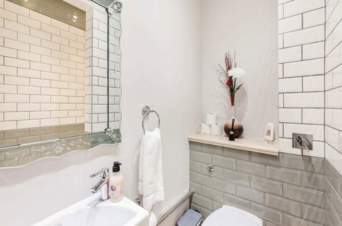 Photo 17 - Modern 2 bed Flat, West Kensington, Sleeps 4