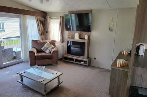 Foto 9 - Remarkable 2-bed Lodge in Clacton-on-sea