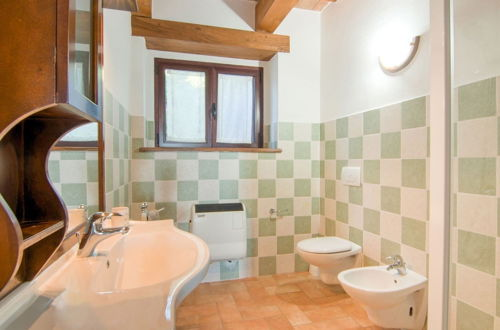 Foto 17 - Cozy Farmhouse in Apecchio with Hot Tub